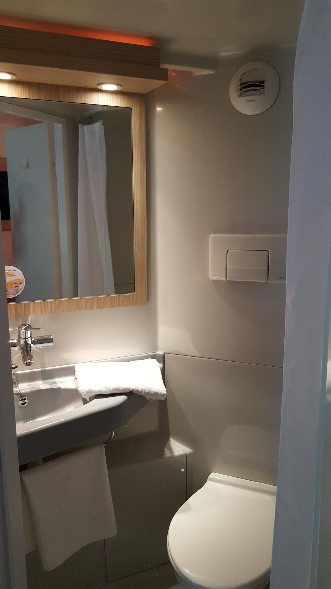 Premiere Classe Lyon Est Aeroport Saint Exupery Ngoại thất bức ảnh